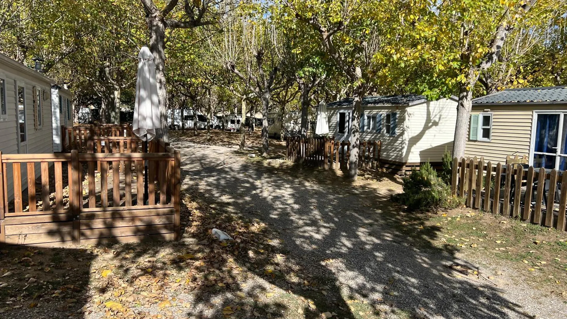 Camping Bungalow El Llac De Banyoles Porqueres Campsite