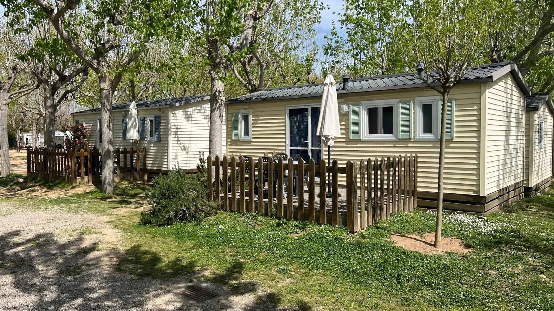Camping Bungalow El Llac De Banyoles Porqueres Campsite